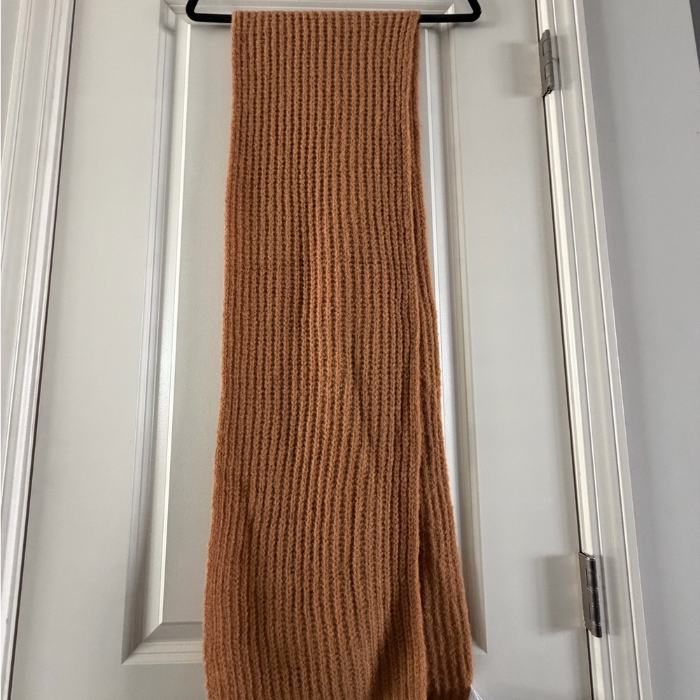 Old Navy Ribbed Knit Scarf in Warm Brown/Tan